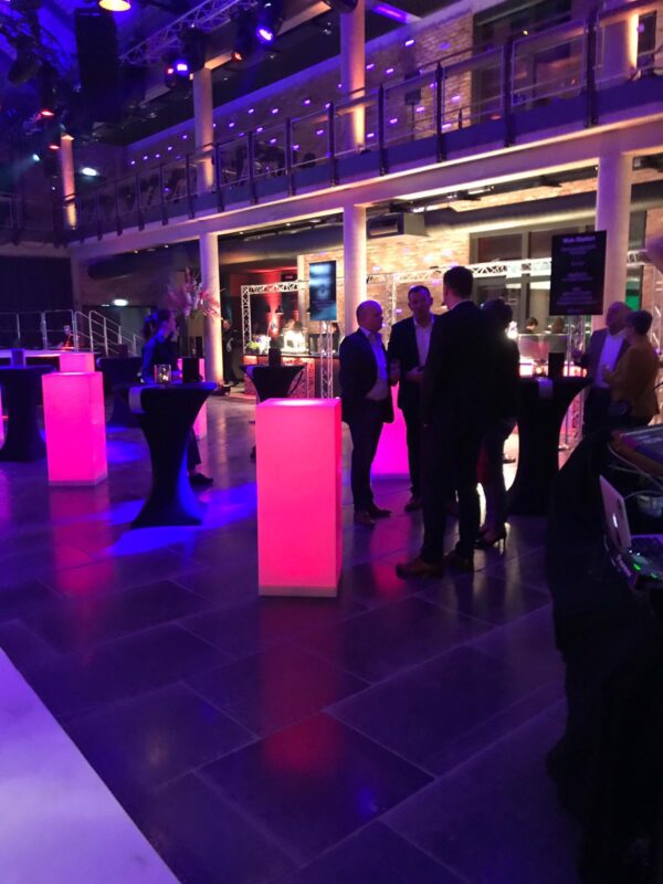 Omolon LED Stehtisch – Bild 2