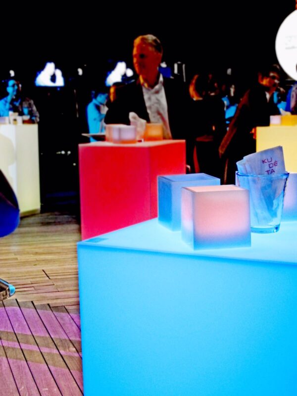 Omolon LED Stehtisch – Bild 5